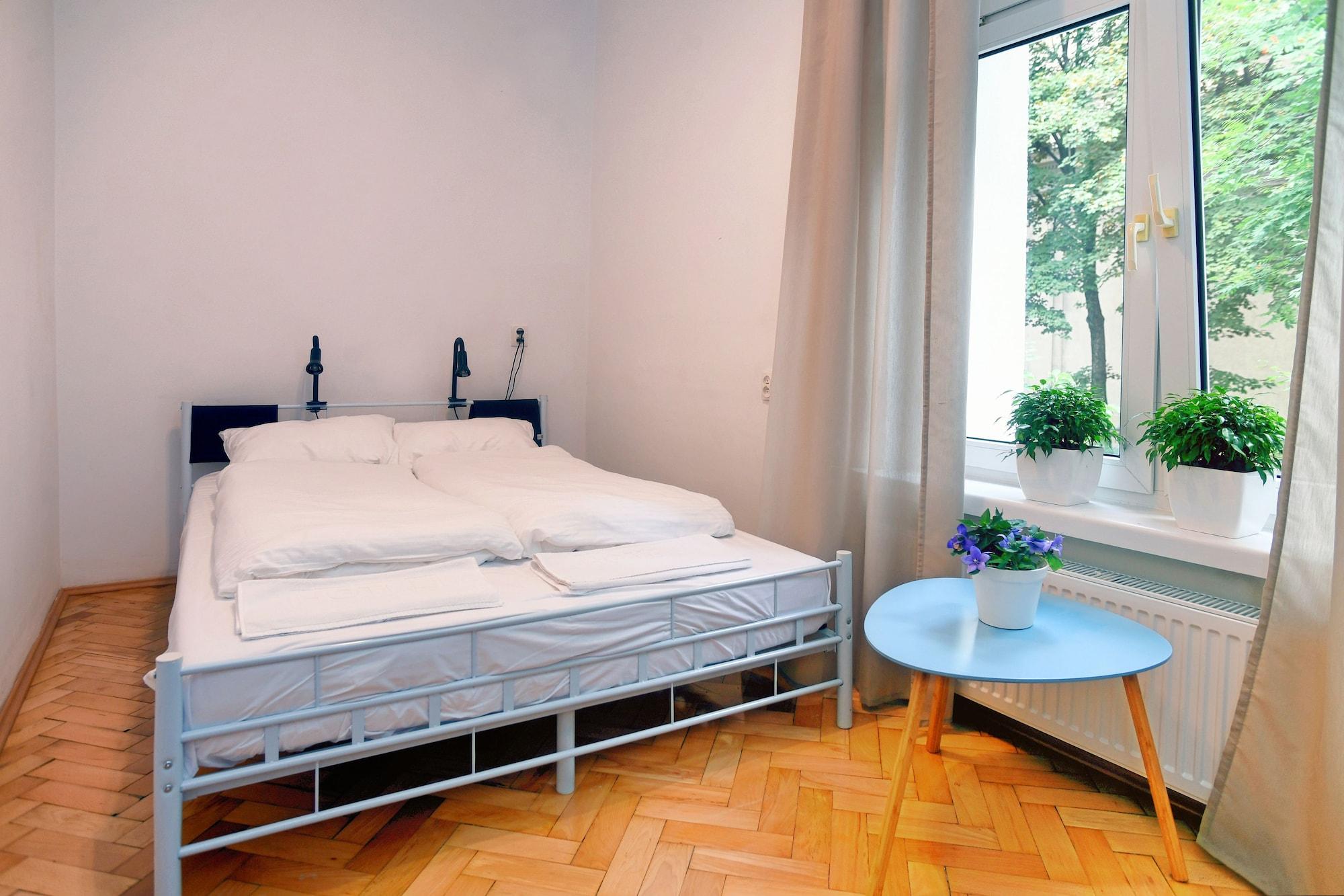 Centrum Private & Dorms Hostal *