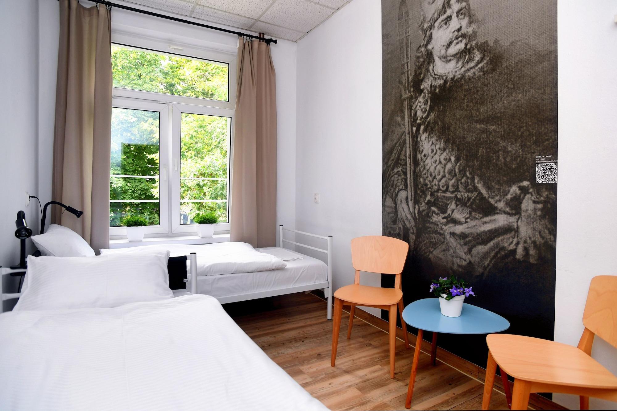 Centrum Private & Dorms Hostal *