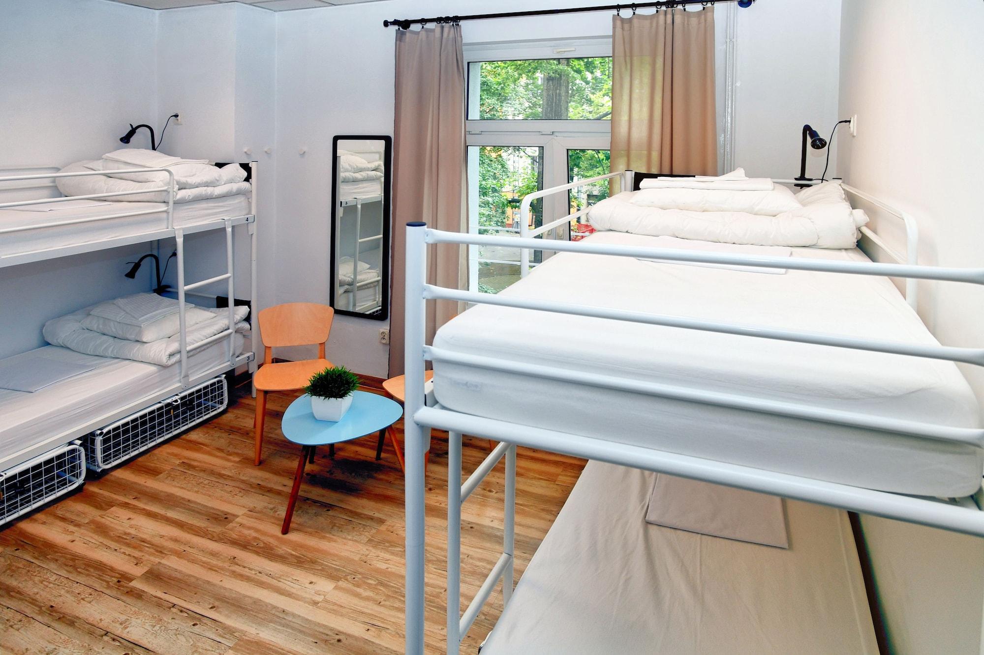 Centrum Private & Dorms Hostal *